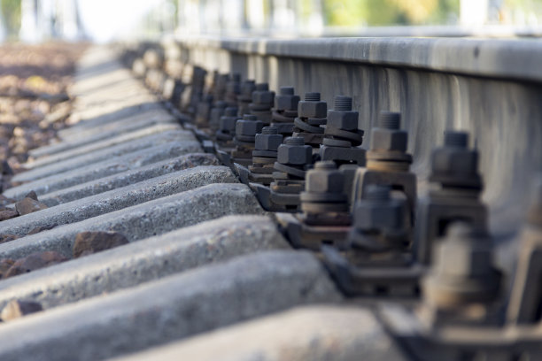 关闭固定轨道和枕木的铁螺栓。图片下载