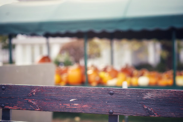 一张干草车木制座椅的近距离图片，背景是南瓜图片下载