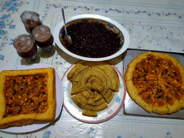 披萨，蛋糕和饮料图片下载