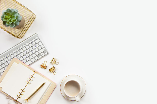 顶视图时尚的办公桌配件键盘和杯卡布奇诺上的金托盘图片下载