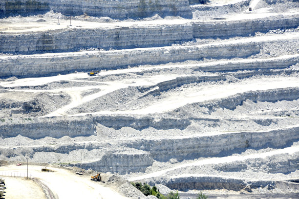 在火电厂旁边露天矿图片下载