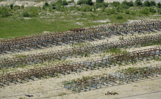 在火电厂旁边露天矿图片下载