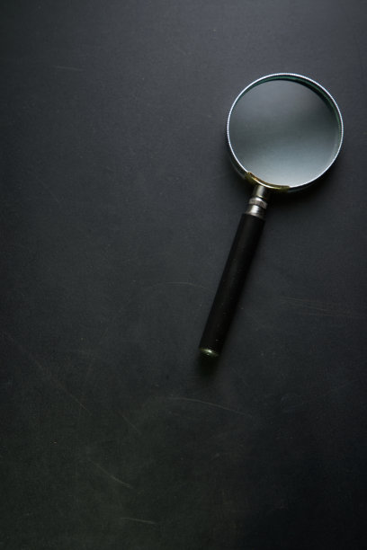 黑板上的放大镜留有拷贝空间图片下载
