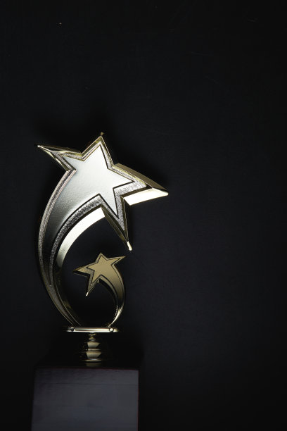 奖杯在黑板上图片下载