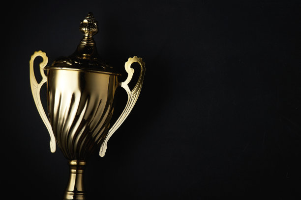 奖杯在黑板上图片下载