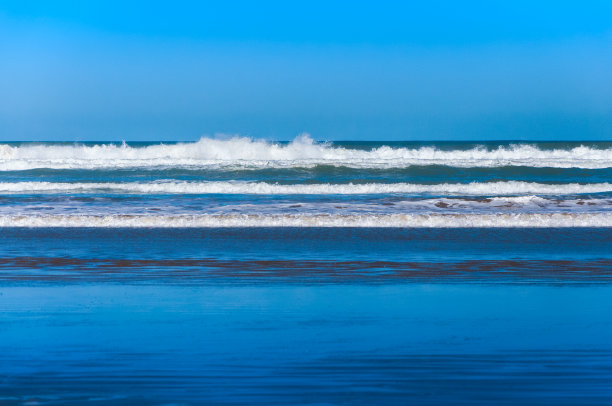 强大的海浪袭击90英里海滩的沙滩图片下载