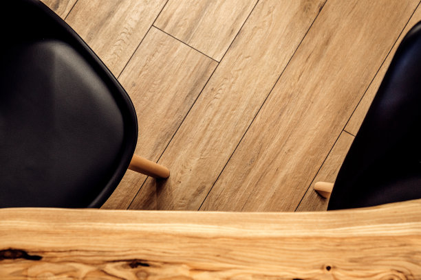 黑色皮革椅子和木制桌子顶视图图片下载