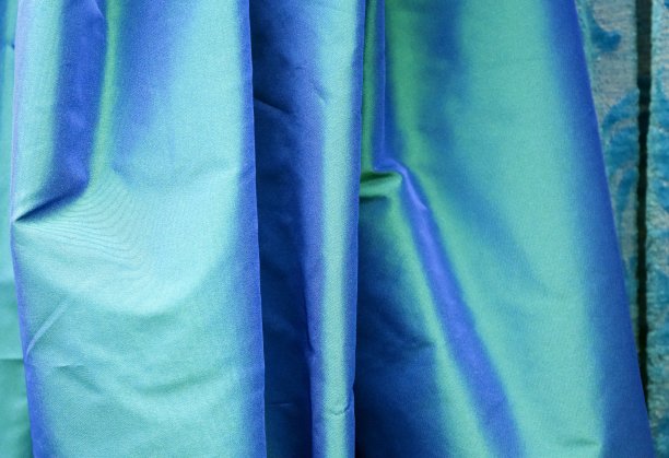 在面料市场上发现的不同颜色的布料和织物样品的详细近距离查看图片下载