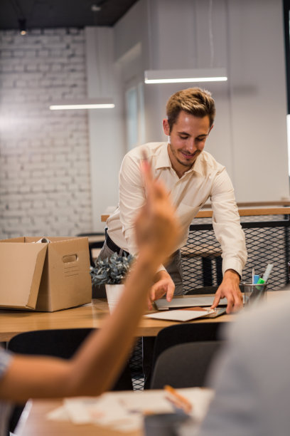 把他积极的态度带到新的工作场所图片下载