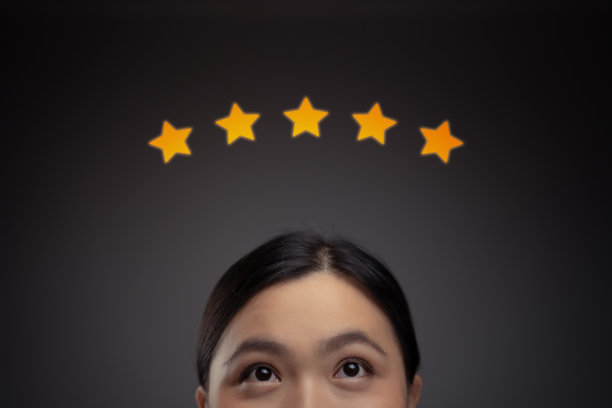 快乐的亚洲女人与五星图标全息图效果。图片下载