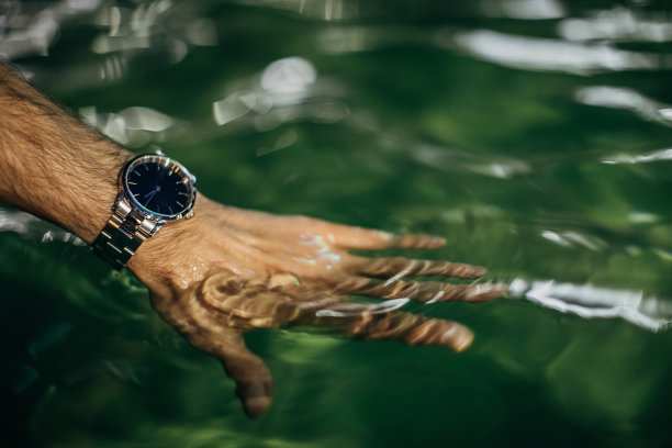 男手上手表的特写图片下载