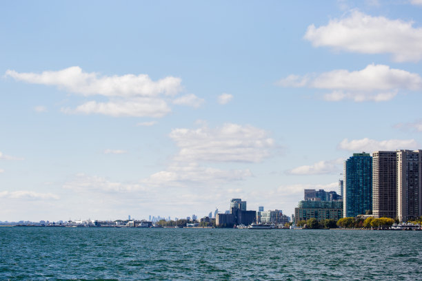 多伦多湖和建筑的图片，唐顿。图片下载