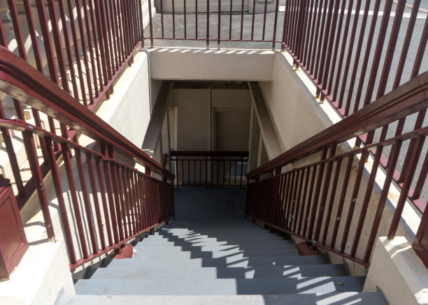 高角度照片的一段室外混凝土楼梯与棕色的栏杆图片下载