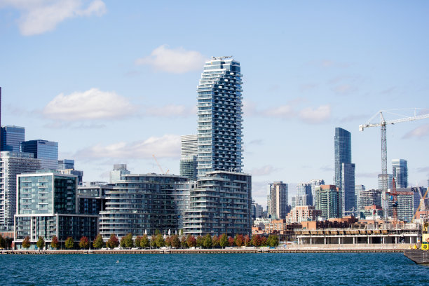 多伦多湖和建筑的图片，唐顿。图片下载