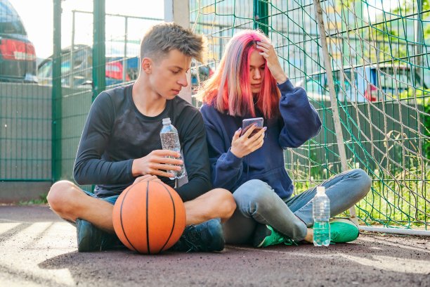 一对十几岁的孩子在街头球场上玩球，生活方式图片下载