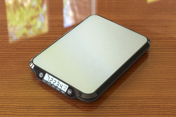 木桌上的数字食品厨房秤，3D渲染图片下载