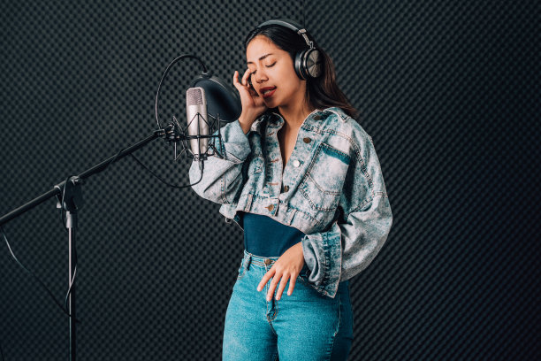 在音乐工作室用键盘录音的亚洲女人图片下载