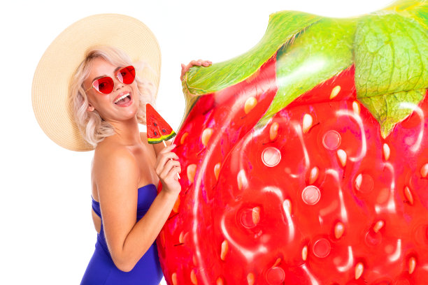 金发白种人女性站在泳衣与橡胶沙滩床垫和微笑孤立在白色的背景图片下载