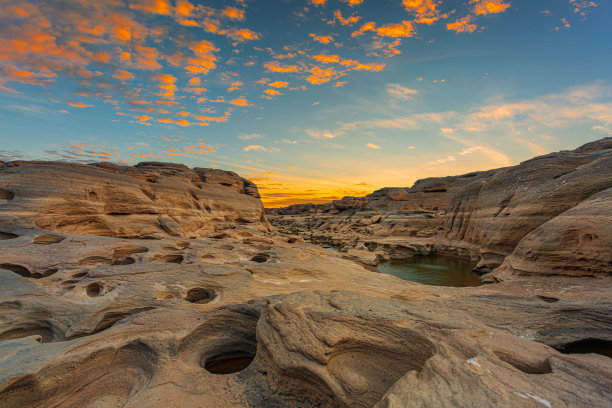 泰国的大峡谷，湄公河的天然岩石峡谷，Hat Chom Dao或Chomdao海滩，以及泰国乌汶府的Kaeng Hin Ngam。图片下载