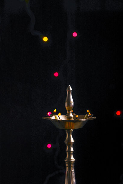 在排灯节庆祝期间，彩色的粘土Diya灯点燃图片下载