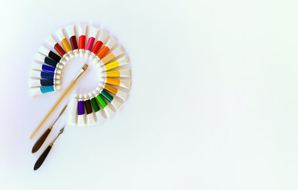 一套24管彩色油彩，丙烯酸，水彩或水粉颜料，圆形图案，刷子和2个调色刀，在白色背景上的字母P形状。艺术、学校和教育。本空间图片下载