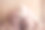 穿着米色柔软温暖毛衣的女人手拉手是祈祷和感恩的象征图片下载