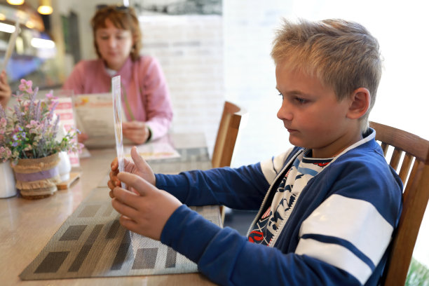 餐桌上有菜单的孩子图片下载