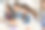 专注的女孩在图书馆使用笔记本电脑图片下载