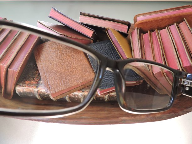 书籍和眼镜图片下载