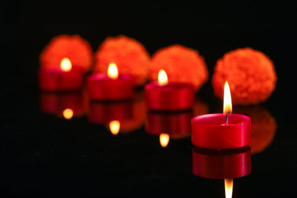 快乐的排灯节或快乐的deepavali贺卡使用diya或油灯的照片图片下载