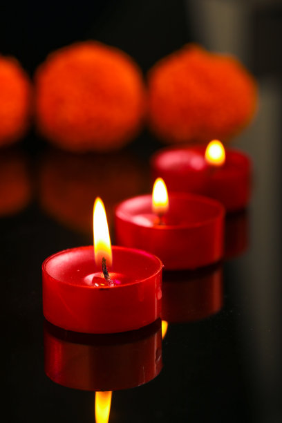 快乐的排灯节或快乐的deepavali贺卡使用diya或油灯的照片图片下载