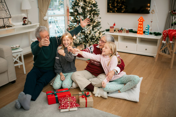 快乐的白人家庭一起庆祝寒假图片下载