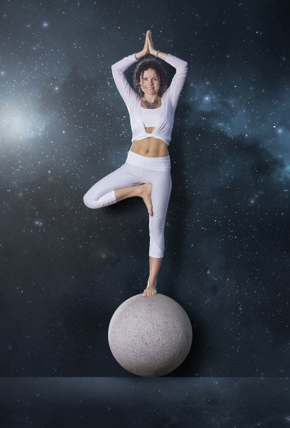 美丽的女人瑜伽姿势站在球体上图片下载