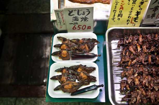 泥鳅和鳗鱼肝串京都/西城市场图片下载