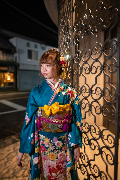 身着Furisode和服的年轻女子在“Seijin Shiki”成人礼之夜参观日本传统村庄图片下载