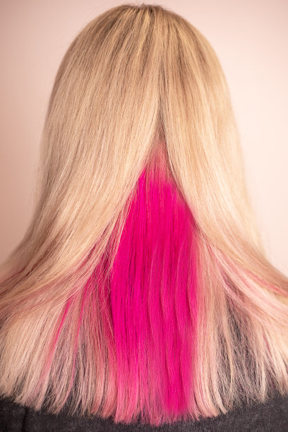 特写拍摄的女性头部与新鲜染色的金发粉红色的颜色。回veiw图片下载