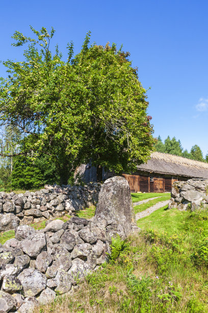 古老乡村景观中的石墙和谷仓图片下载