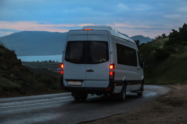 小巴沿着蜿蜒的山路驶向大海图片下载