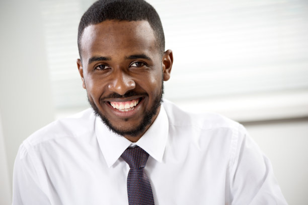 办公室里年轻英俊的非裔美国商人的肖像图片下载