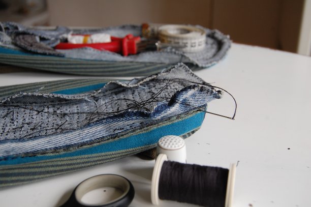 缝纫一双拖鞋，主要是用牛仔布手工缝制的。图片下载