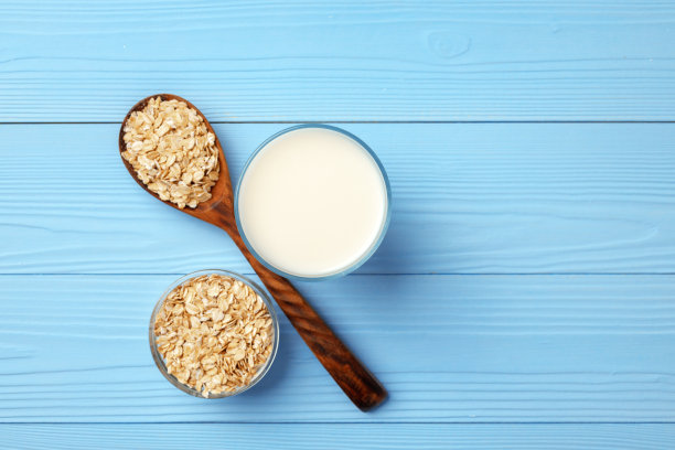 非乳制品燕麦，牛奶和燕麦片在碗图片下载