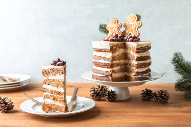用姜饼人和蔓越莓装饰的裸蛋糕图片下载