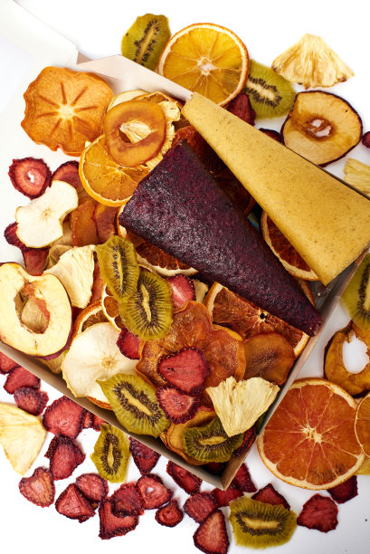 散落的干果和果粒装在开敞的工艺纸盒中图片下载