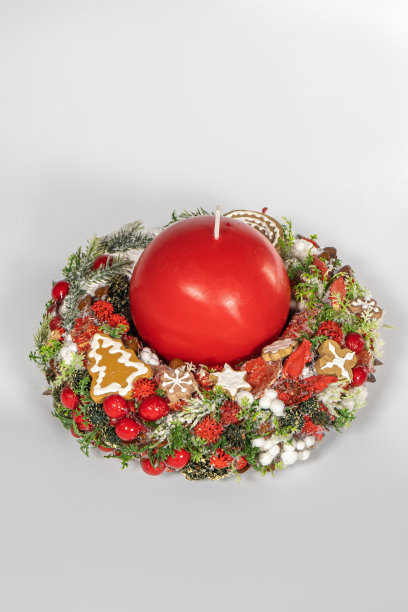 11、圣诞花环，烛光，姜饼树，白雪孤立图片下载