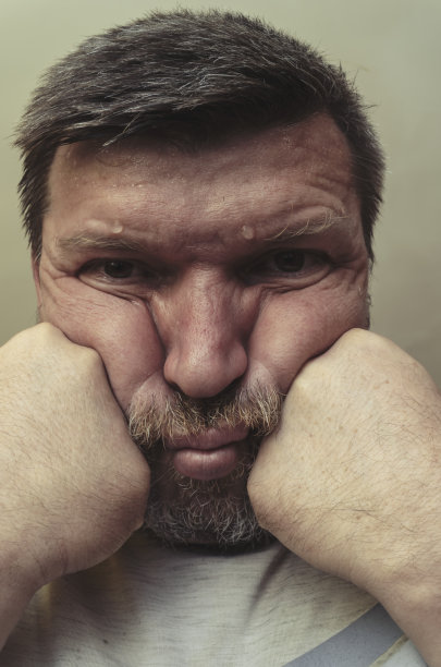 这是一幅不寻常的男子肖像，他的头靠在拳头上。图片下载