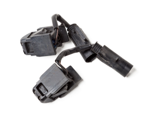 白色隔离背景上的挡风玻璃清洗喷头。废旧零件来自垃圾场的目录。图片下载