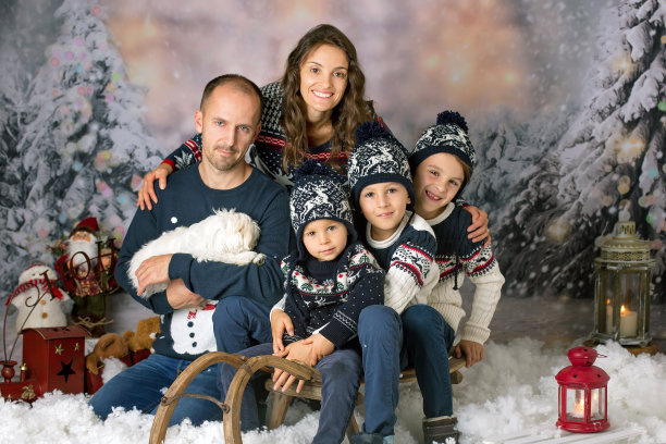幸福的家庭，父母和三个孩子和小狗狗，有圣诞照片图片下载