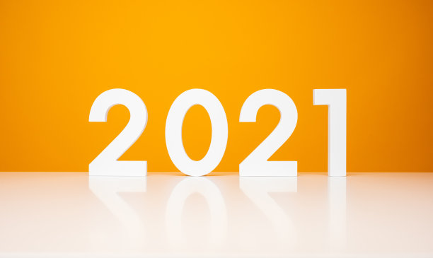 新年快乐2021白色桌子和黄色背景颜色的模型。庆祝新年主题概念。素材图片