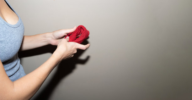 一个女孩在清洁的时候手里拿着一块红布。图片下载