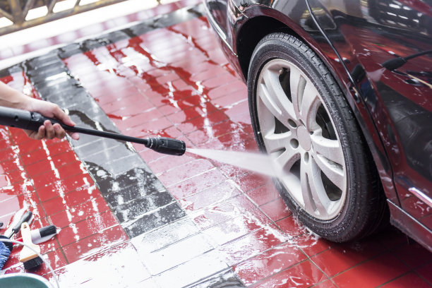 清洁车轮的人图片下载